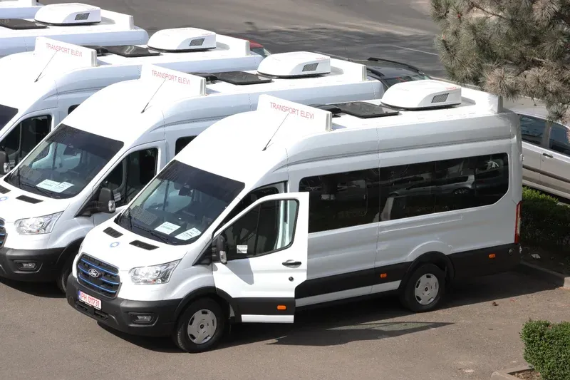 Consiliul Județean Arad predă încă șase microbuze electrice primăriilor din județ; total 56 microbuze pentru elevi