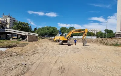Știri Oradea - Constructorul a reluat lucrările pe șantierul parcării park and ride