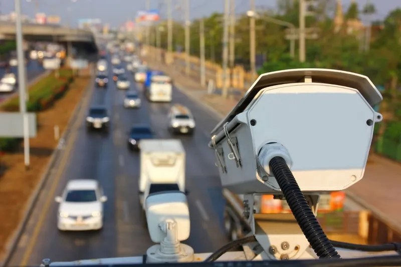Trafic greu, buget inteligent: cum monitorizezi infrastructura rutieră a orașului tău