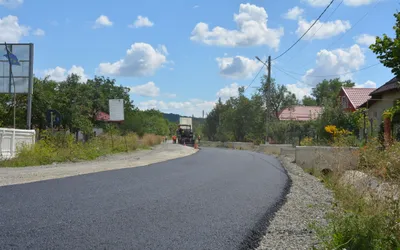 Se asfaltează drumul județean care traversează localitatea Sucutard