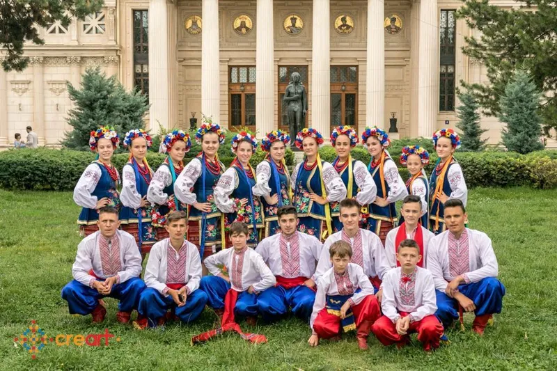 400 de artiști participă la o paradă a costumelor populare, românești și internaționale, pe străzile Capitalei