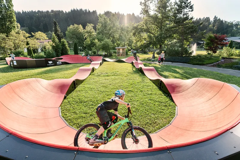 Află ce este un PUMPTRACK și de ce trebuie să ai unul în localitatea ta. O investiție cu valoare mică, cu beneficii mari pentru comunitate.