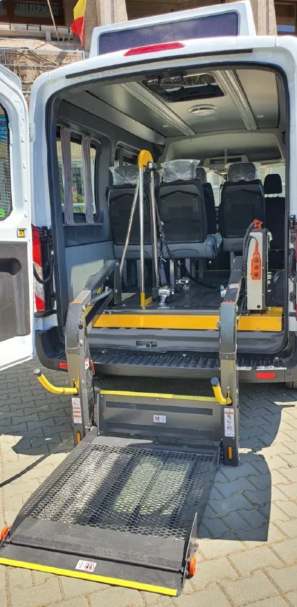 Contract semnat pentru două microbuze școlare electrice destinate învățământului special