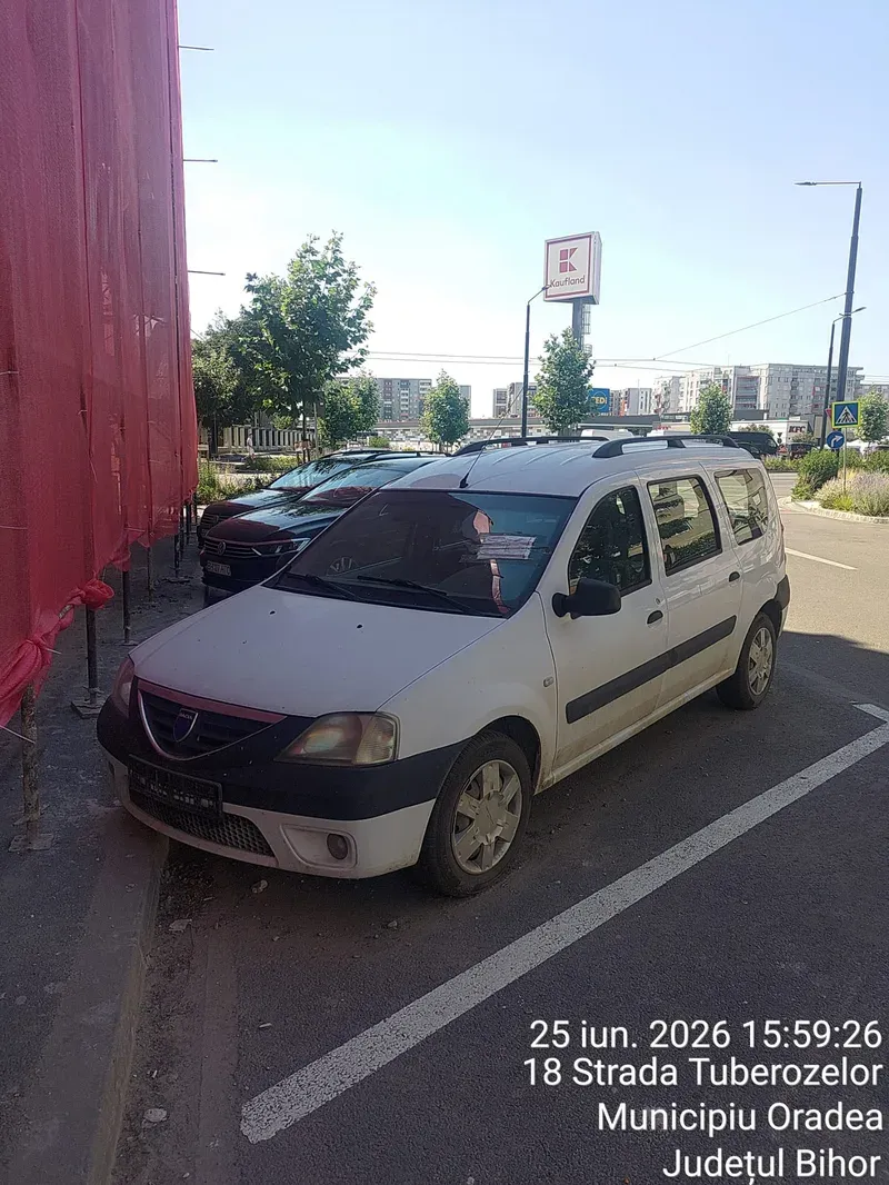 Autovehicul considerat fără stăpân, ridicat de pe domeniul public în Oradea