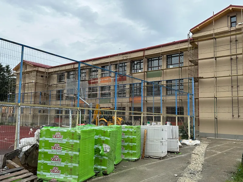 Lucrările de reabilitare și modernizare a Școlii Gimnaziale ,,Andrei Șaguna” Deva avansează!