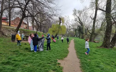 Elevii de la Școala N. Bălcescu au ecologizat malul Crișului  Repede