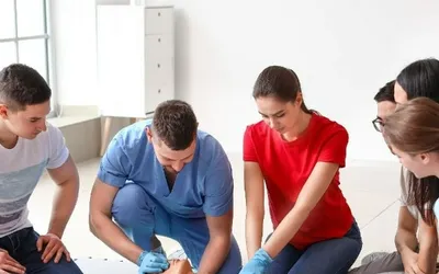 Vica Iancu, CEO și Expert SSM Safety Mentor:  ,,Învață măsurile de prim ajutor. Nu le faci doar pentru colegi. Îți poți salva copilul, în propria casă.”