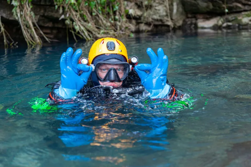 Record național de scufundare al scafandrilor din cadrul Salvamont Cluj într-o peșteră inundată: - 129 metri