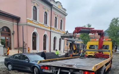 Vehicule ridicate de polițiștii locali din șantierul din Centrul Istoric al Devei și amendă pentru proprietar