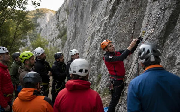 Bune practici minim invazive pentru reechiparea traseelor de escaladă, inițiate la Cluj