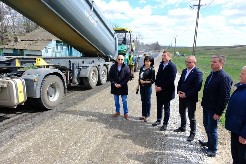 Asfalt turnat pe drumul județean Coțușca - Viișoara