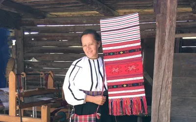 Să descoperim meșteșugul cusutului și țesutului împreună cu Rodica Ispas, profesor de etnologie și folclor la Clubul Copiilor din Avrig