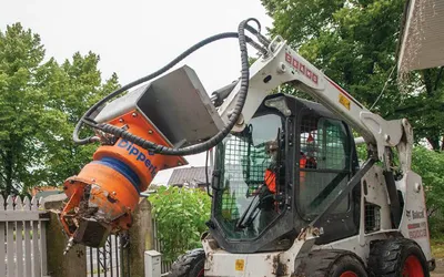 Distrugătorul de buturugi - freza de cioate hidraulică pentru buldoexcavatoare, încărcătoare