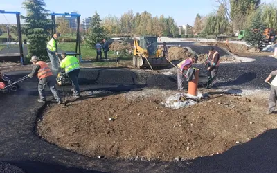 Se toarnă stratul suport la pista de pumptrack din Parcul Salca II