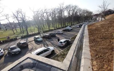 S-a amenajat taluzul aflat deasupra noii parcări de lângă Parcul  I.C. Brătianu