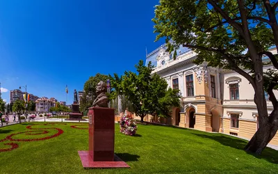 PESTE 100 DE JURAȚI VOR AJUTA LA DESEMNAREA DESTINAȚIILOR ANULUI 2023 ÎN ROMÂNIA