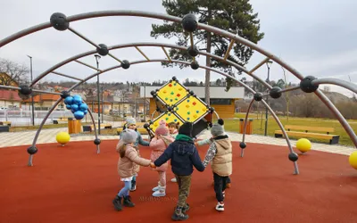 În Parcul Tineretului din Turda a fost inaugurată o nouă zonă de joacă
