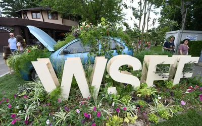 Unicat în România! Grădini plutitoare pe lac, aranjamente gigant, zeci de mii de ghivece la West Side Flower Fest, cel mai mare festival de  flori