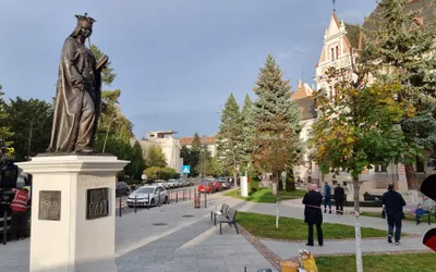 Regina Maria are, de astăzi, o statuie în Centrul Istoric al Devei!