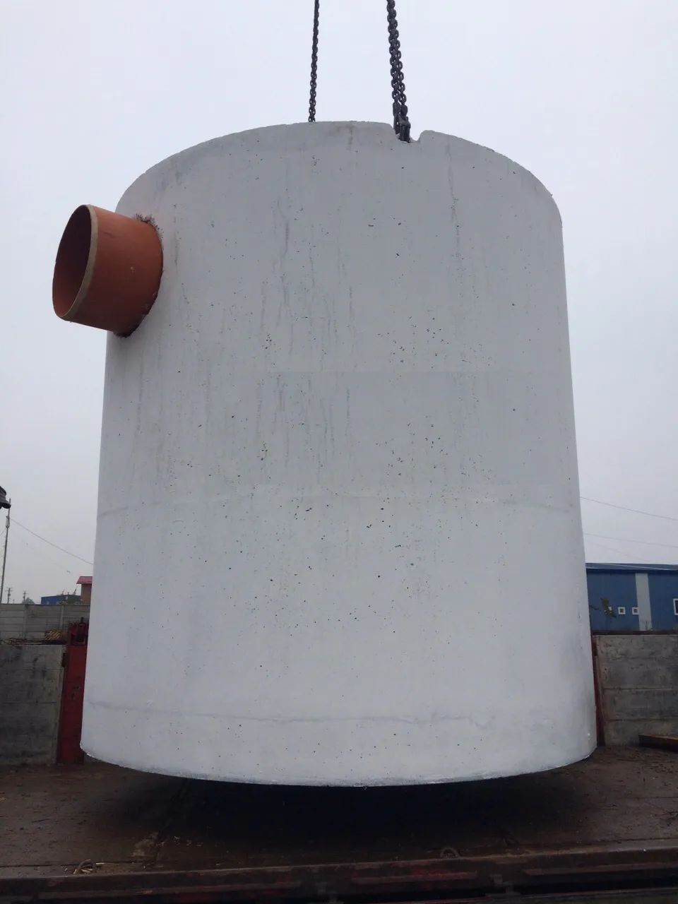 Separator de hidrocarburi in bazin din beton