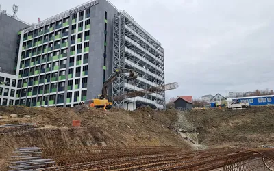 Parcarea supraetajată de la Spitalul Județean: au fost forați  aproape toți piloții, urmează radierul