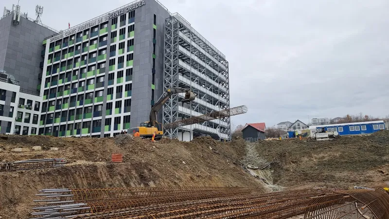 Parcarea supraetajată de la Spitalul Județean: au fost forați  aproape toți piloții, urmează radierul