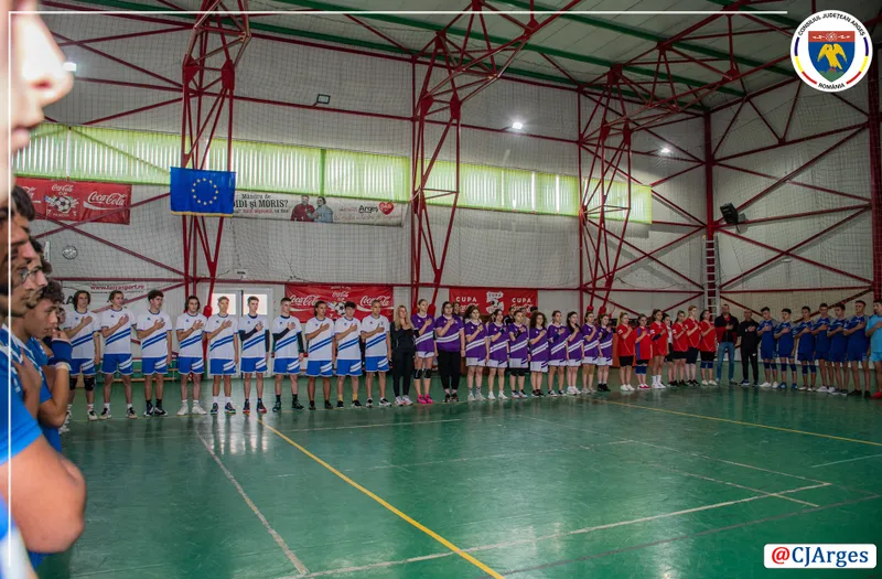 Astăzi, la Colegiul Național \"Vlaicu Vodă\" din Curtea de Argeș s-a desfășurat etapa zonală la volei masculin și feminin