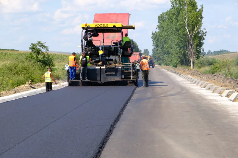 Asfaltările pe Drumul Strategic se apropie de final