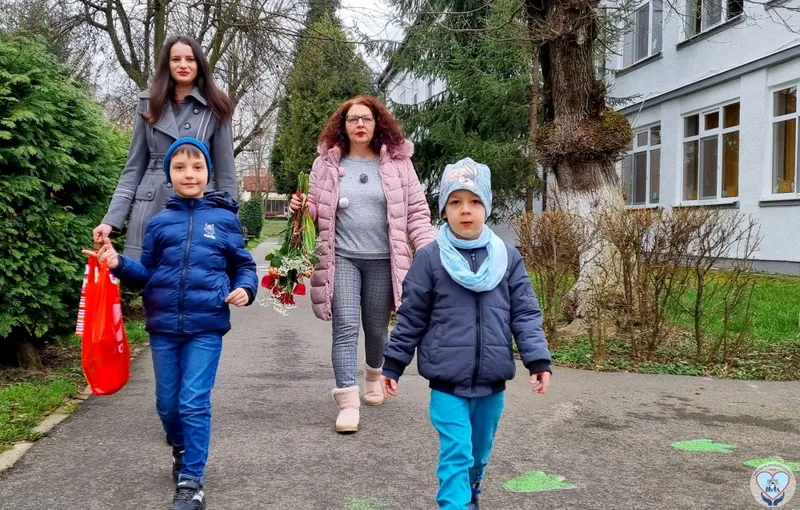 Flori, felicitări şi gânduri bune pentru bunicii singuri!