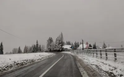 Peste 500 de tone de material antiderapant au fost folosite în acțiunile de deszăpezire și de combatere a poleiului pe drumurile județene