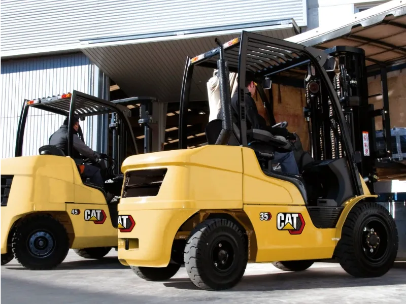 STIVUITOARE ȘI ECHIPAMENTE DE DEPOZITARE CAT®