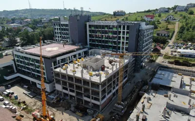 Se lucrează la foc continuu pe șantierul viitorului ambulatoriu din Oradea