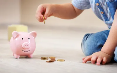 Alocație de stat pentru aproape 70 de copii născuți în străinătate, cu domiciliul în Deva - în 2023