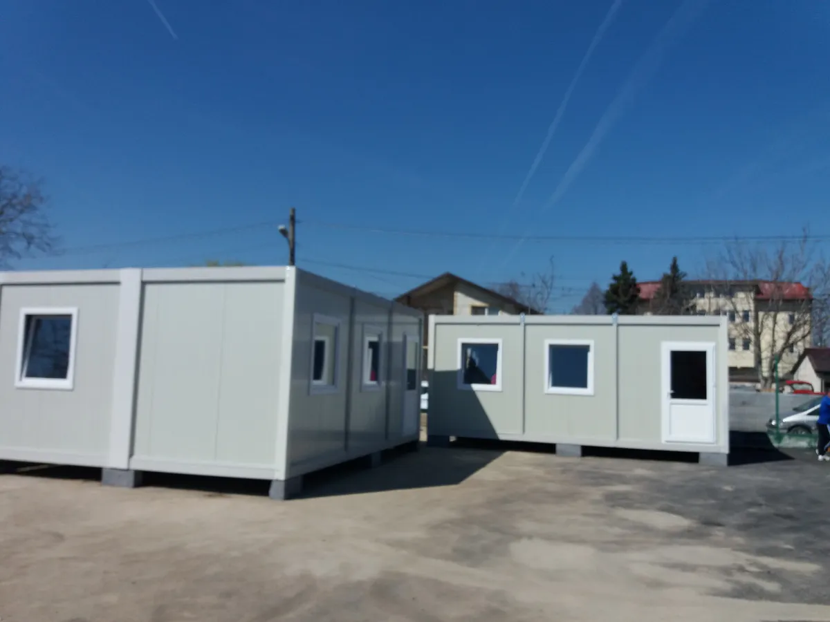 Ansamblu doua containere cu grup sanitar
