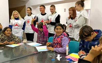 Copiii din comunități vulnerabile se pregătesc pentru Ziua Națională
