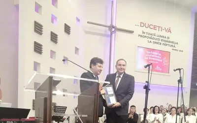 La sărbătorirea a 135 de ani de mărturie baptistă Iustin Cionca a acordat Distincția Bene Merenti, pastorului Sorin Ignat