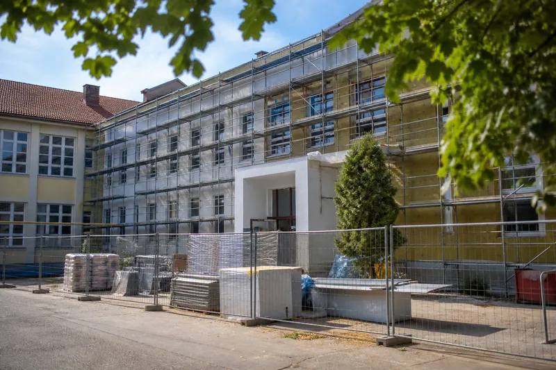 Lucrările de modernizare la Școala Gimnazială „George Coșbuc” continuă; autoritățile își asumă disconfortul temporar