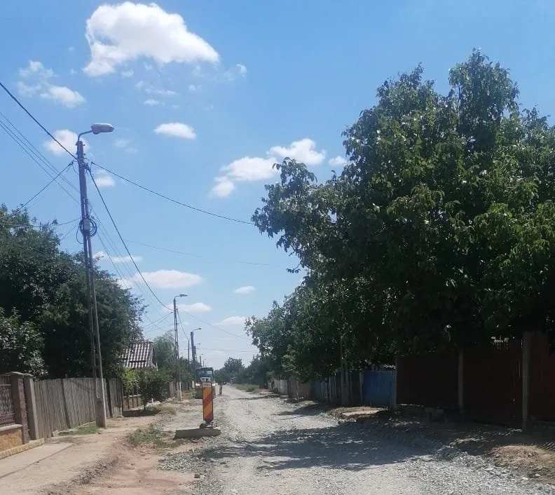 Echipe și utilaje acționează pentru reabilitarea și modernizarea infrastructurii rutiere din cartierul Coloniști