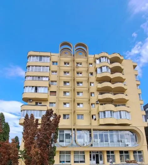 S-au finalizat lucrările de creștere a eficienței energetice a blocului 8 de pe Bulevardul Decebal din municipiul Deva