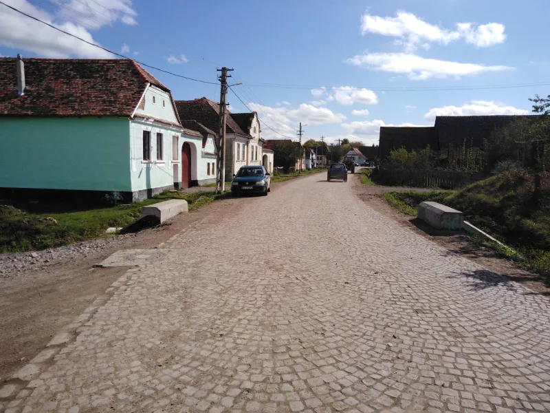 Proiectul de modernizare și reabilitare a drumului judeţean DJ 104 L Dacia - Viscri - Buneşti, finanţat din fonduri europene, se apropie de sfârşit.