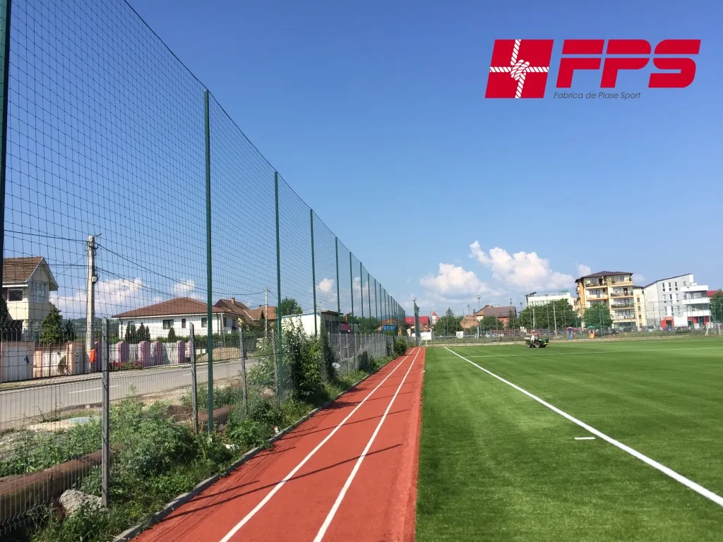 Echipeaza terenul de sport cu plasa de protectie