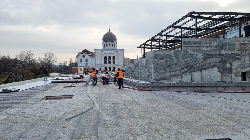 Continuă lucrările pentru amenajarea zonei publice aflate deasupra parcării subterane de pe strada Independenței