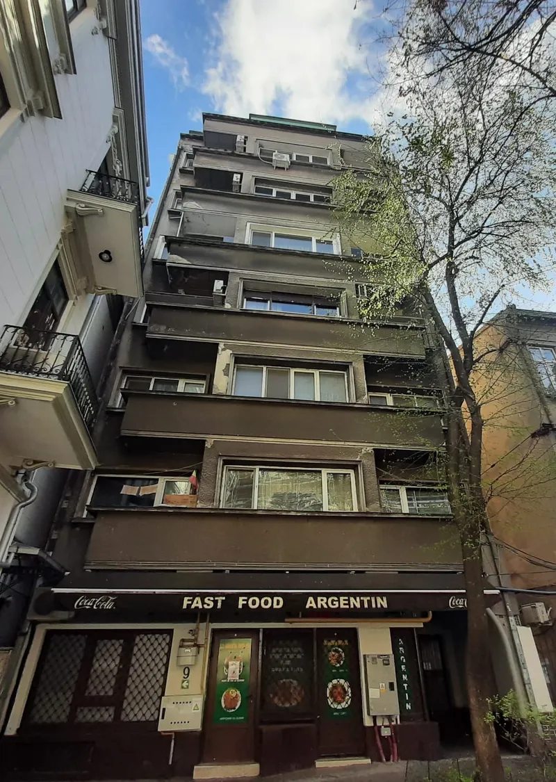 Imobilul situat în strada Blănari, va fi consolidat seismic și renovat energetic moderat cu finanțare din PNRR Componenta 5 – Valul Renovării.