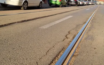 Au început lucrările de refacere a asfaltului de lângă șinele de  tramvai