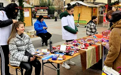 PROIECT CARITABIL. Liceenii de la „Grigore Moisil” dăruiesc alimente și dulciuri copiilor defavorizați din Deva!