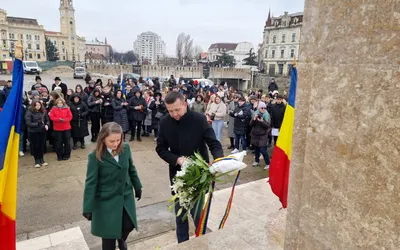 Oradea a sărbătorit Ziua Culturii Naționale. Primarul Florin Birta și viceprimarul Antonia Nica au depus un buchet de flori la  statuia poetului național