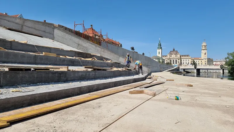 Continuă lucrările de amenajare a piațetei de deasupra Parcării  Independenței