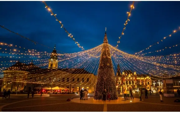 Start la Târgul de Crăciun: se aprind luminile de sărbători în  Oradea