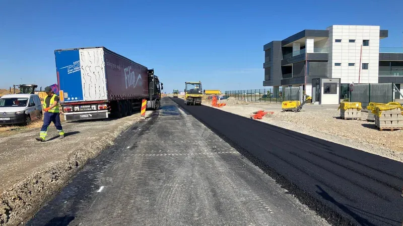 Se toarnă primul strat de asfalt pe strada Augustin Maior din Oradea