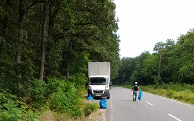 Peste 200 de tone de deșeuri, strânse de pe drumurile județene în 2022